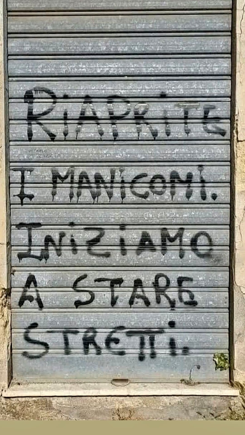Stiamo Stretti Qui Fuori